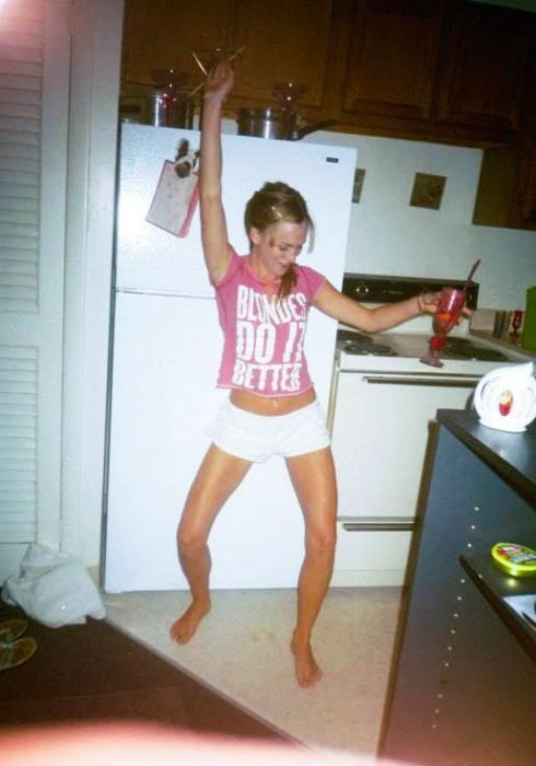 Девушки у холодильника