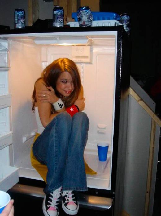 Девушки у холодильника