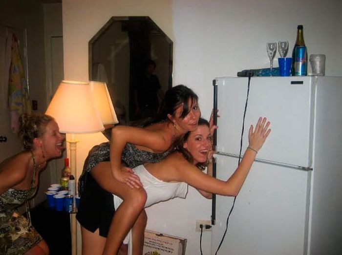 Девушки у холодильника