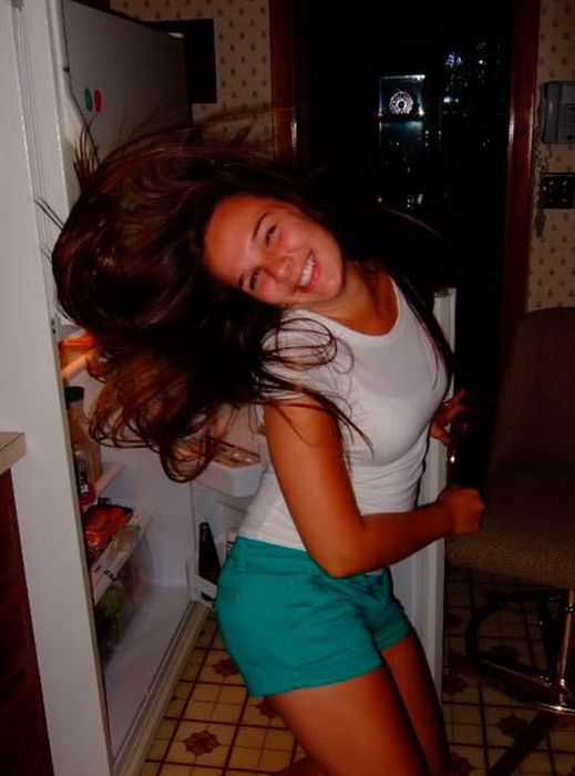 Девушки у холодильника