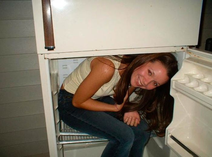 Девушки у холодильника