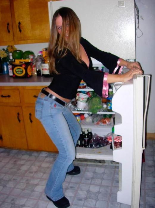 Девушки у холодильника