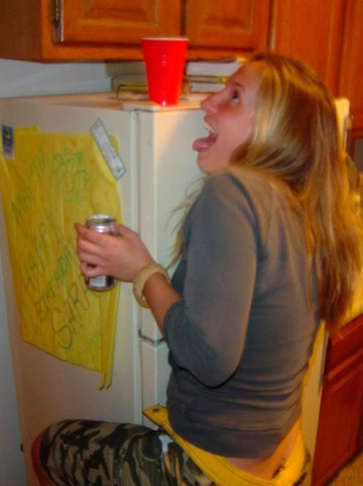 Девушки у холодильника