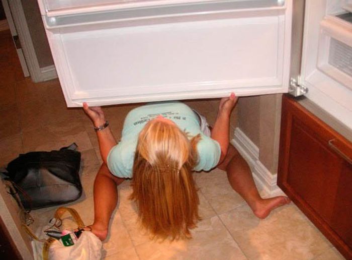 Девушки у холодильника