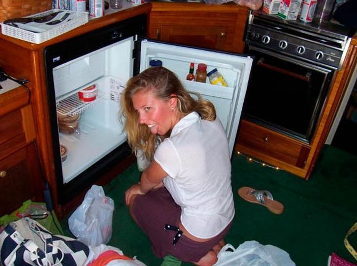 Девушки у холодильника