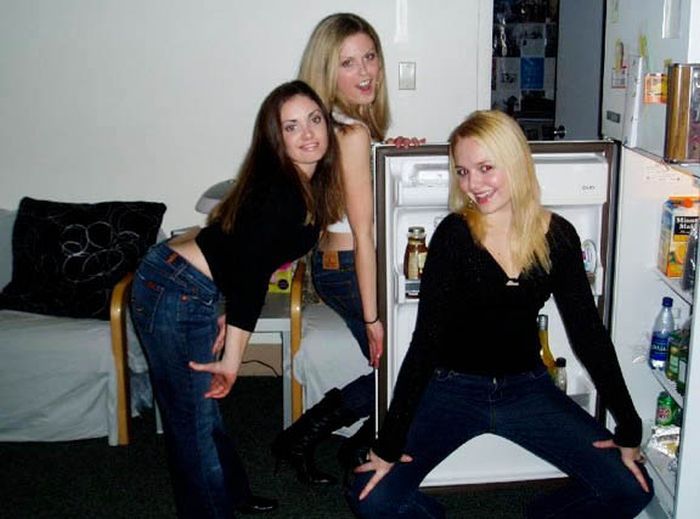 Девушки у холодильника