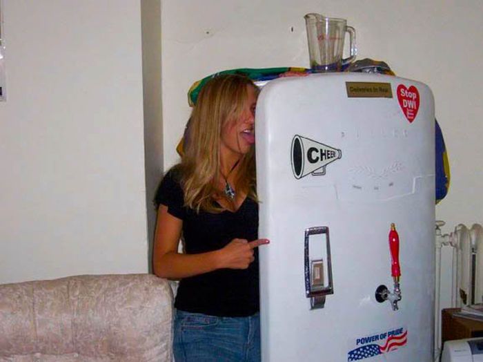 Девушки у холодильника