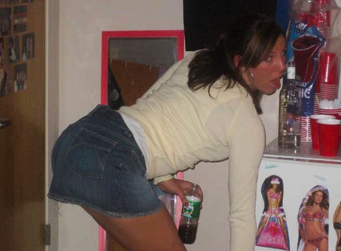 Девушки у холодильника