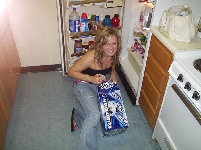 Девушки у холодильника