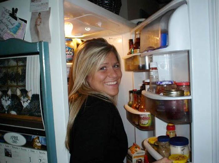 Девушки у холодильника