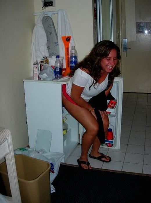 Девушки у холодильника