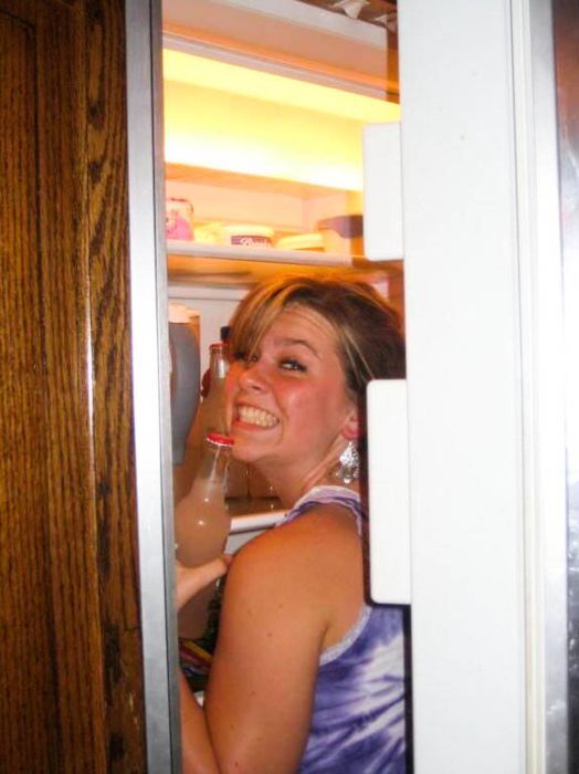 Девушки у холодильника