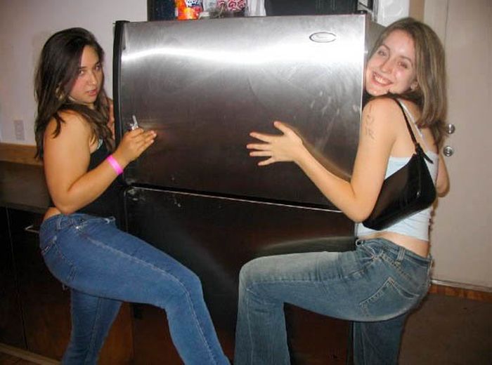 Девушки у холодильника