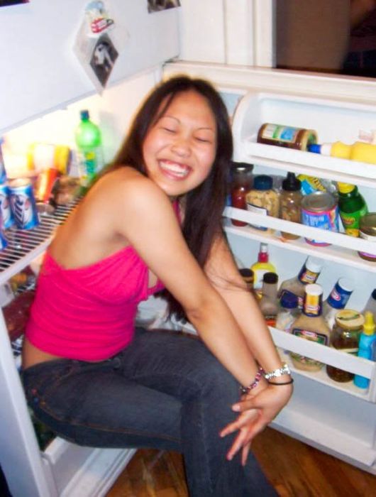 Девушки у холодильника