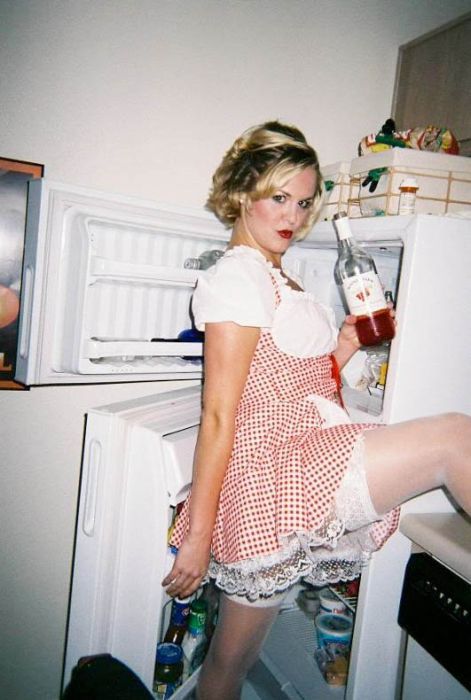 Девушки у холодильника