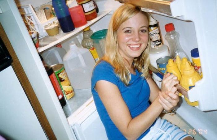 Девушки у холодильника