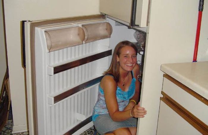 Девушки у холодильника