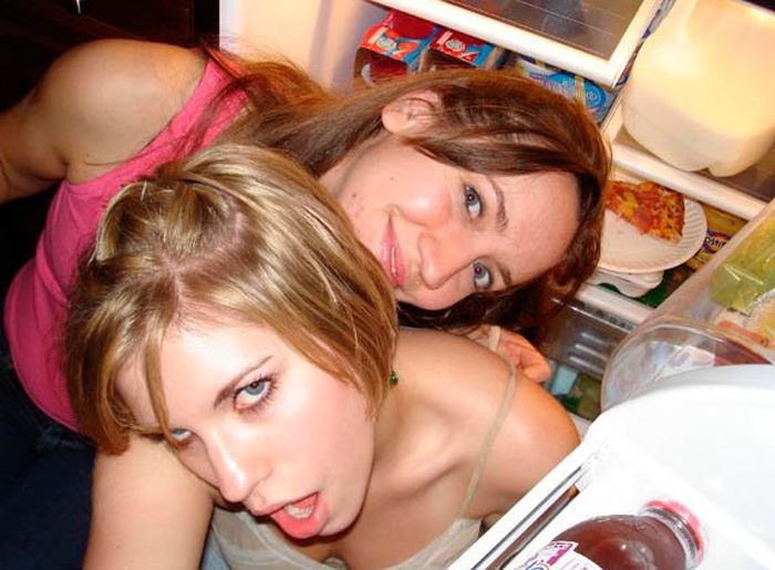 Девушки у холодильника