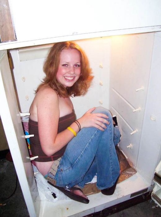 Девушки у холодильника