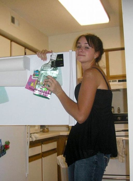 Девушки у холодильника