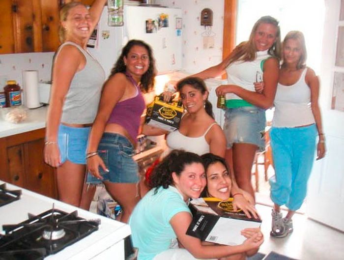 Девушки у холодильника