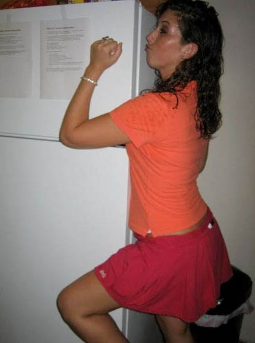 Девушки у холодильника