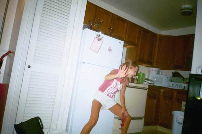 Девушки у холодильника