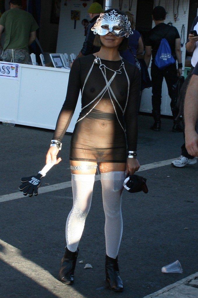 Ничего лишнего - даже белья!