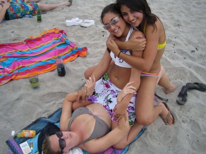Девушки на пляже (45 фото)