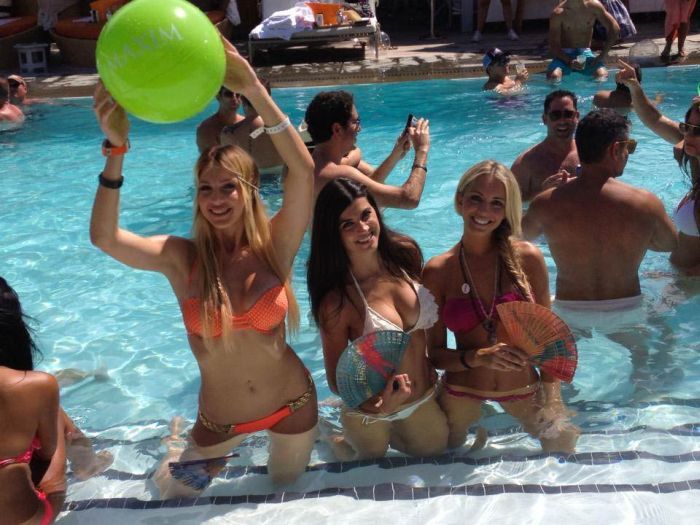 Модели журнала MAXIM на съемках