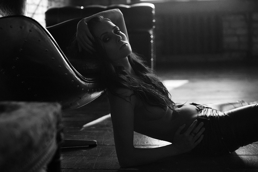 Тимур Супонов делает чувственные фото красивых девушек