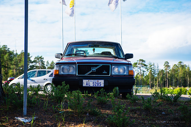 Старые автомобили на улицах финских городов