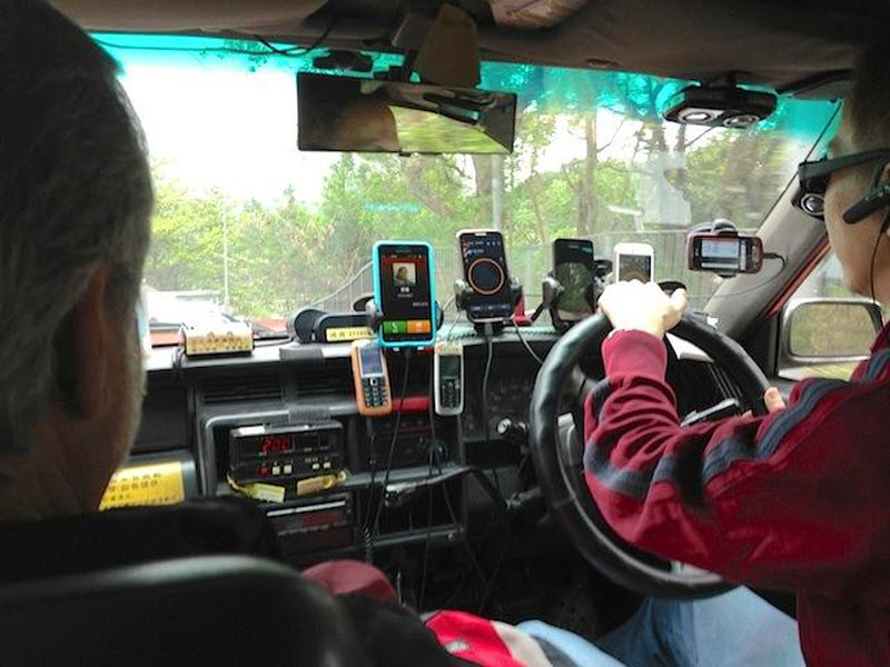 Зачем водителям такси в Гонконг нужны десяток смартфонов перед глазами