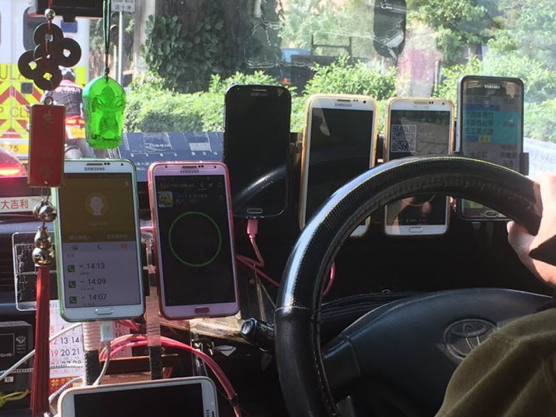 Зачем водителям такси в Гонконг нужны десяток смартфонов перед глазами