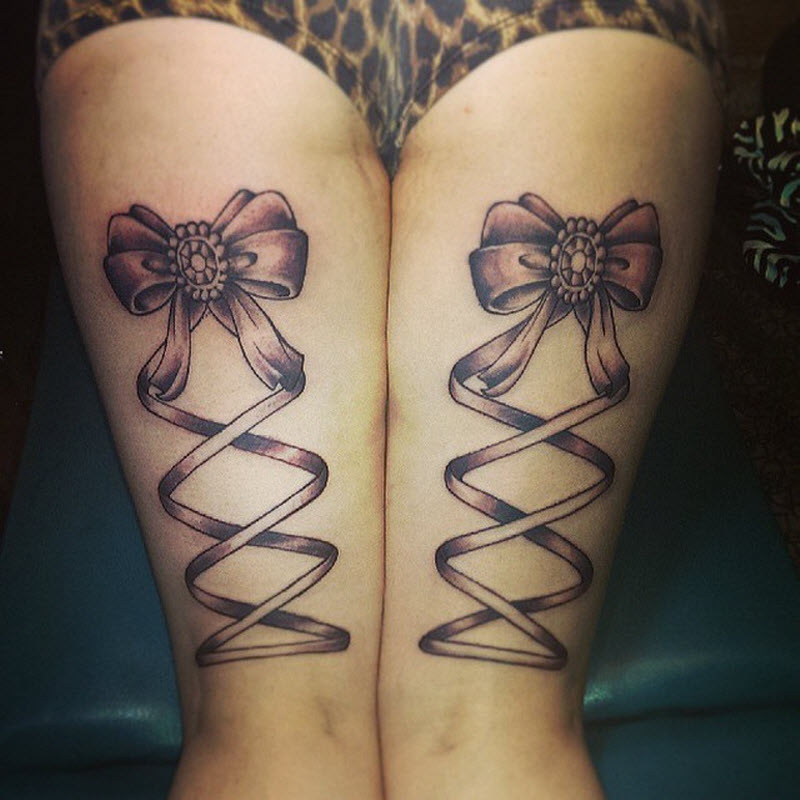 Новый модный тренд в Instagram: татуировки в виде чулок