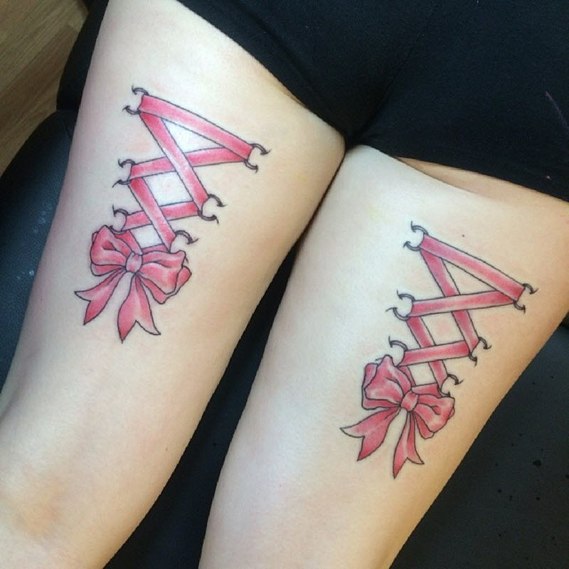 Новый модный тренд в Instagram: татуировки в виде чулок