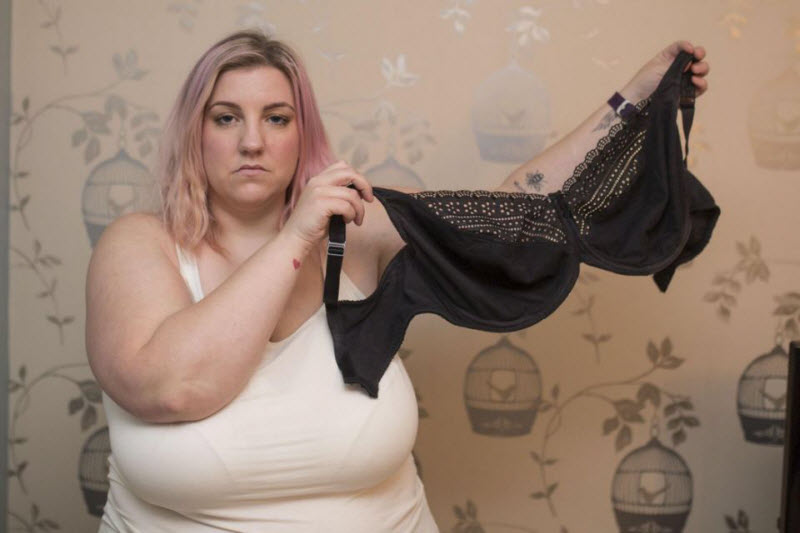 Британка боится, что ее 40-килограммовая грудь может убить ребёнка Британка боится, что ее 40-килограммовая грудь может убить ребёнка