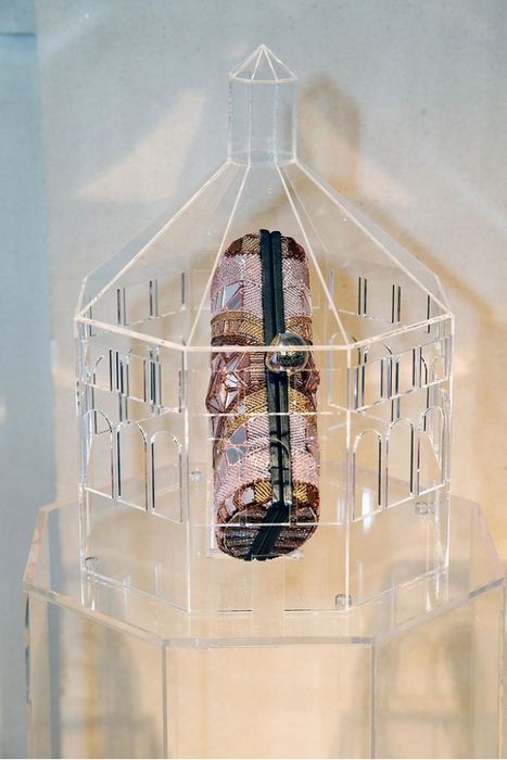 Модные дома представили свои варианты альтернативных ёлок Модные дома представили свои варианты альтернативных ёлок