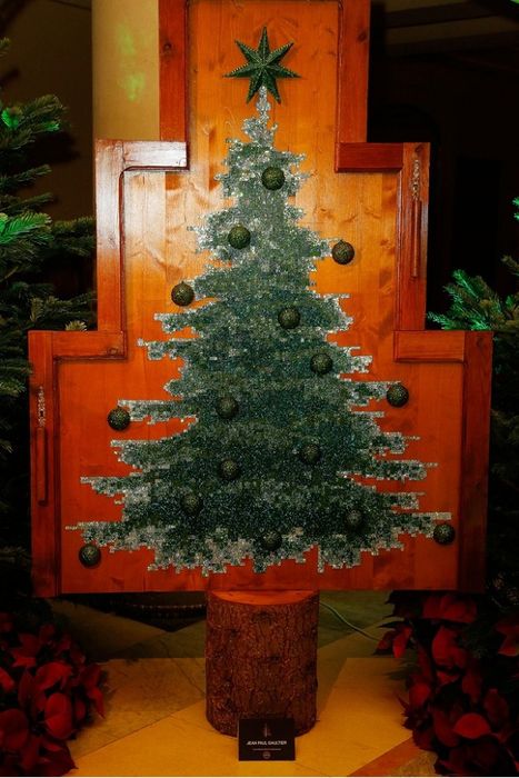 Модные дома представили свои варианты альтернативных ёлок Модные дома представили свои варианты альтернативных ёлок