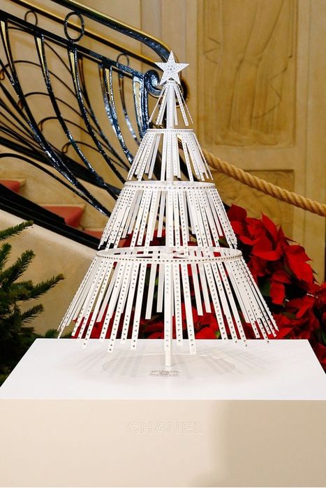 Модные дома представили свои варианты альтернативных ёлок Модные дома представили свои варианты альтернативных ёлок