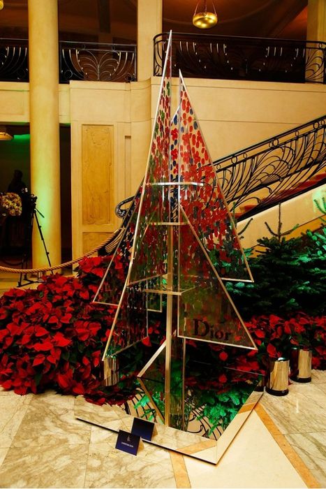 Модные дома представили свои варианты альтернативных ёлок Модные дома представили свои варианты альтернативных ёлок