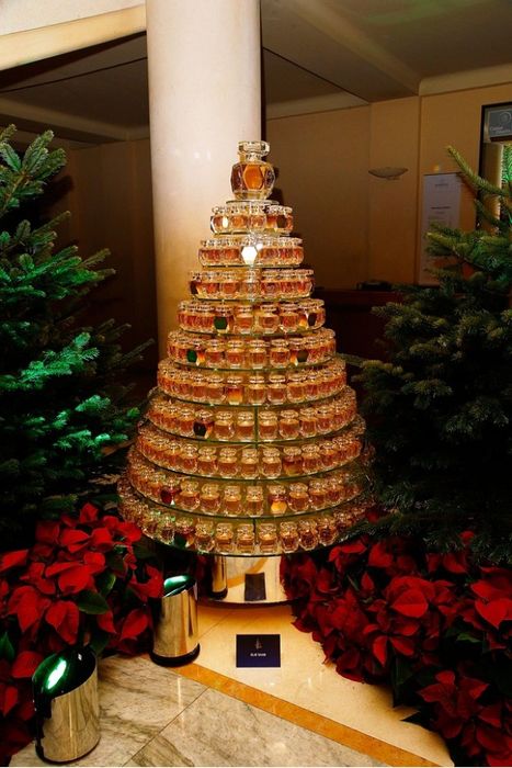 Модные дома представили свои варианты альтернативных ёлок Модные дома представили свои варианты альтернативных ёлок