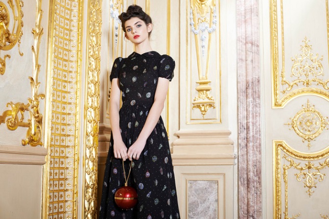 Известный российский дизайнер предлагает встречать Новый год в нарядных пижамах и халатах