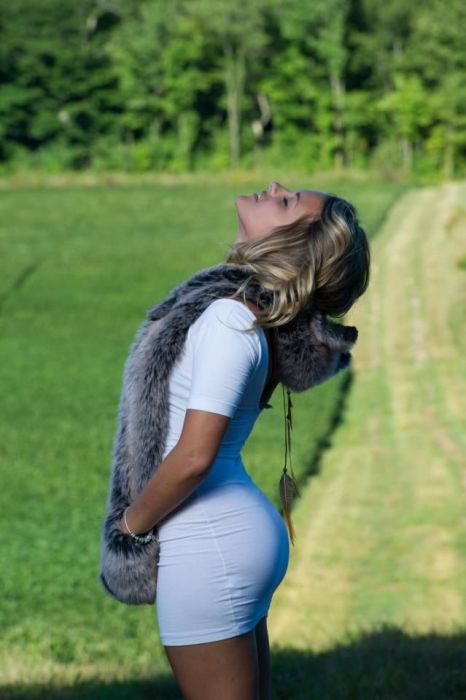 Девушки в обтягивающих платьях (52 фото)