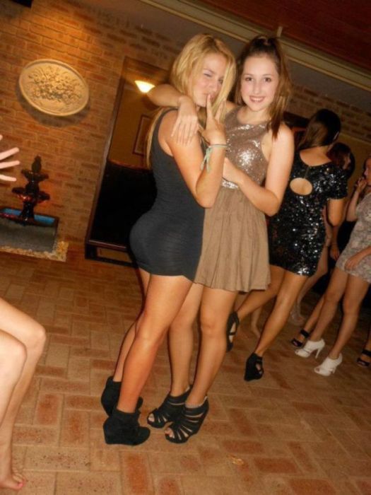 Девушки в обтягивающих платьях (52 фото)