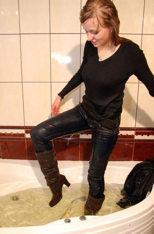 Мокрые девушки (37 фото)