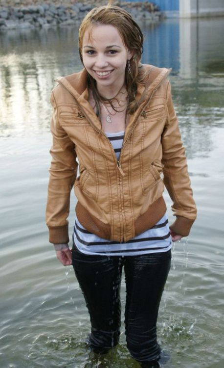 Мокрые девушки (37 фото)