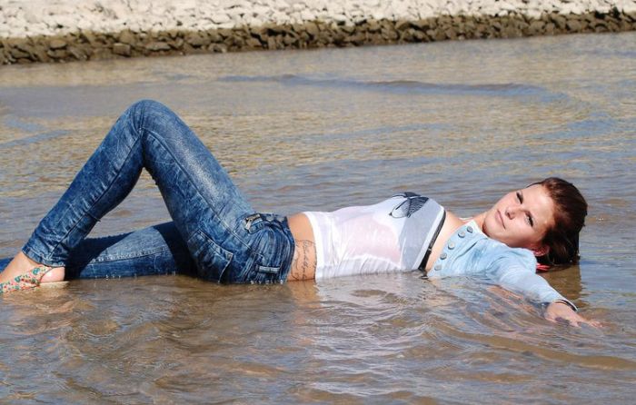 Мокрые девушки (37 фото)