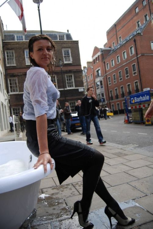 Мокрые девушки (37 фото)