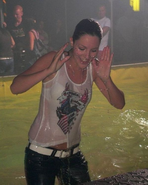 Мокрые девушки (37 фото)